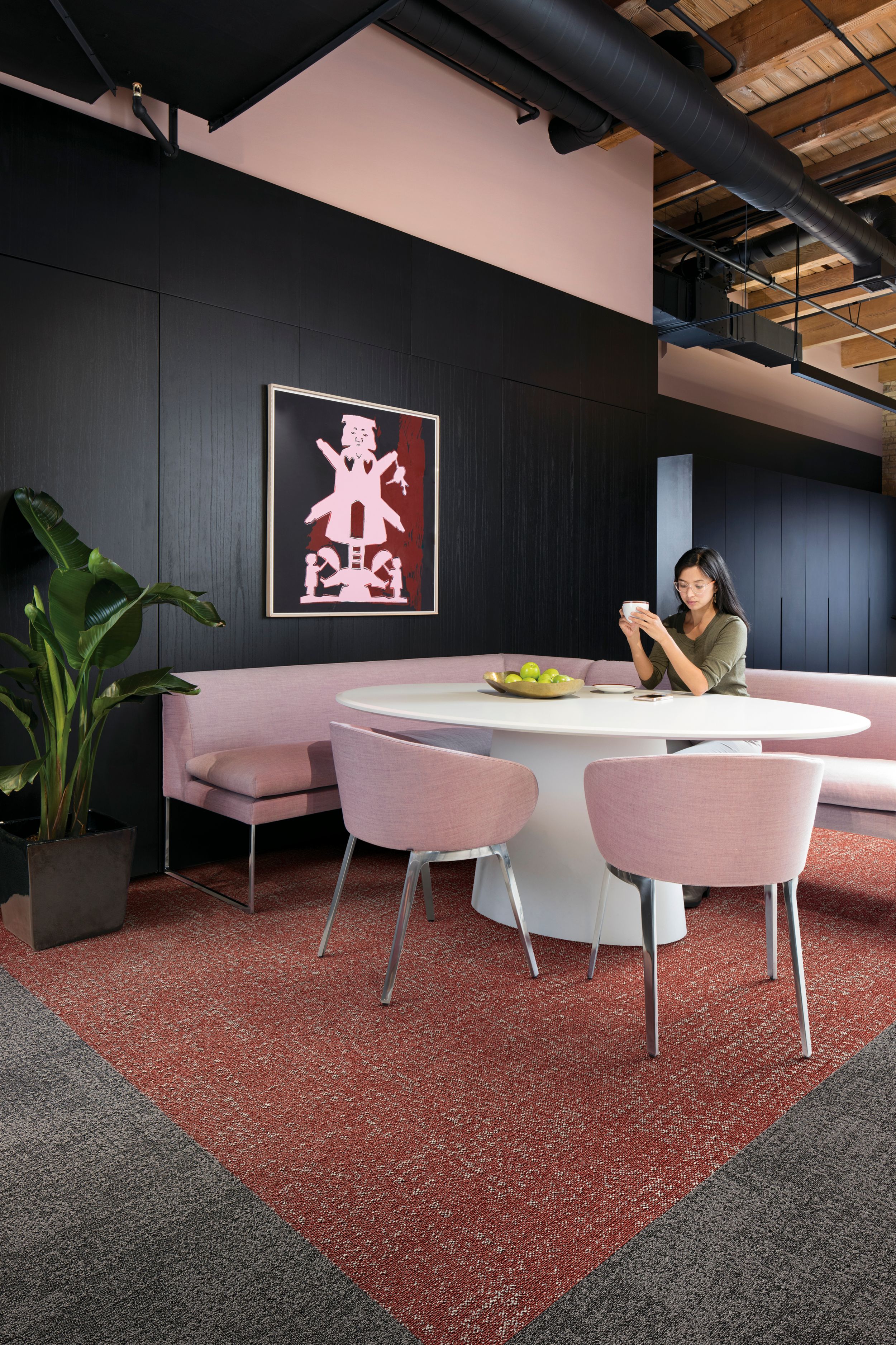 Interface Step it Up and Step in Time carpet tile in seating area with pink chairs  Bildnummer 3